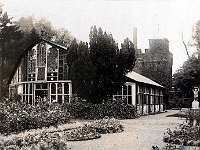 The gardens at Rye House. Postcard but there are no publisher marks. According to research these pictures date to around 1904.