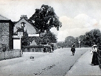 London Road, Amwell and John Gilpin public house. Postcard by Charles Martin. Postal date July 1906.