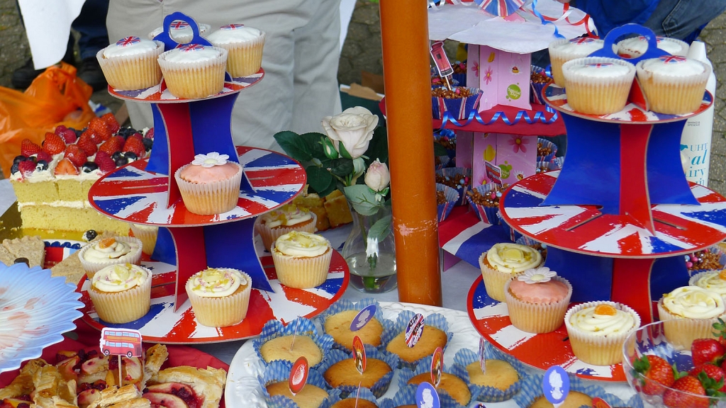 Jubilee(2)2012.jpg - Royal Fayre at Glenmire Terrace party. Photo Ian White.